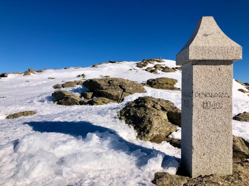 monolito de granito en homenaje al centenario de la Real Sociedad Española de Alpinismo de Peñalara