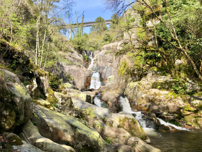 cascada en rio barbantiño poza en ruta rio barbatiño