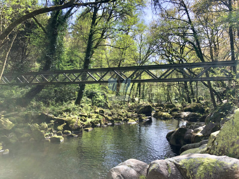 puente metálico que atraviesa el río Barbantiño
